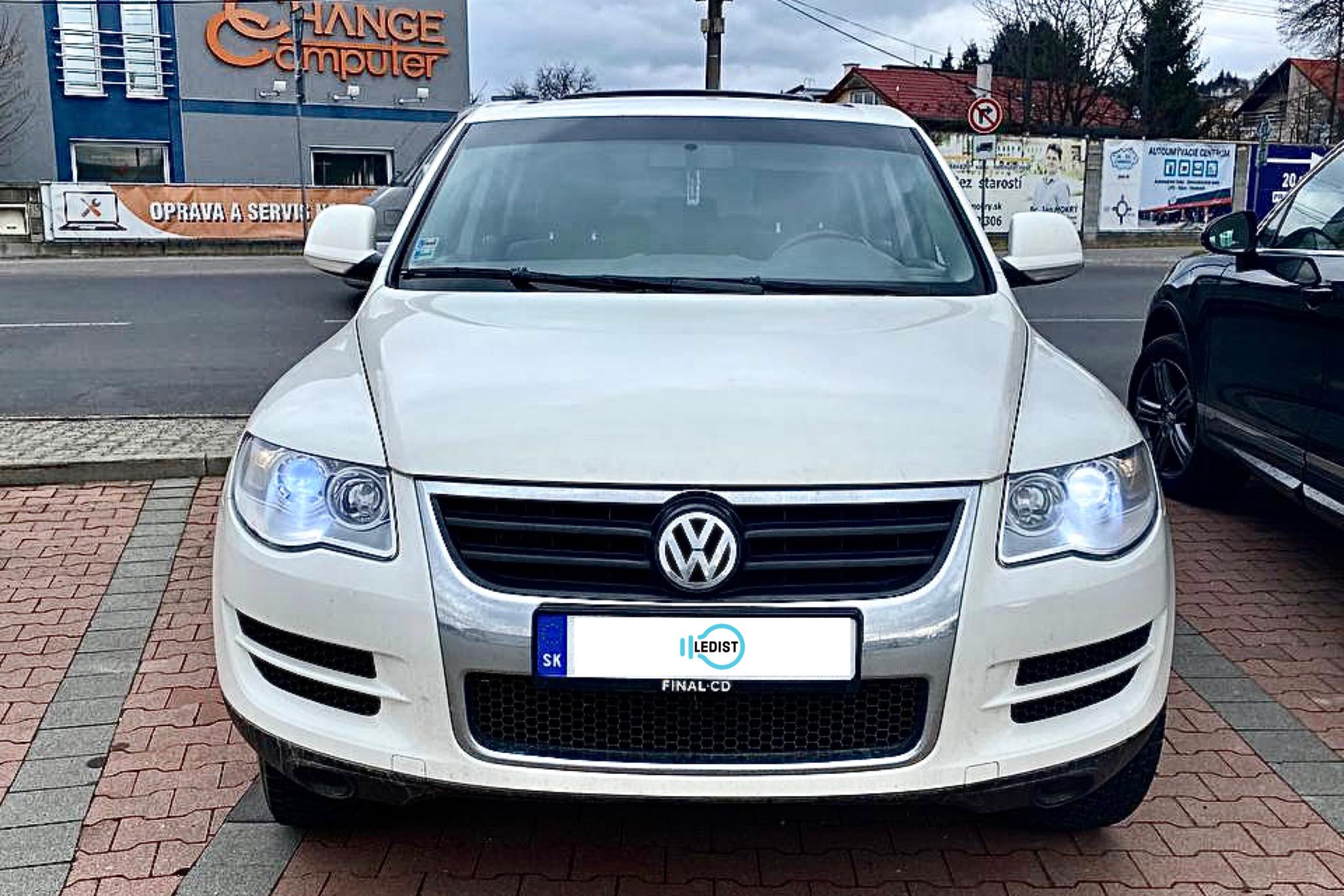 Na fotke vidíte namontované naše LEDIST žiarovky typu H7. Vyzerajú a svietia krásne na VW Touareg